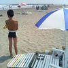 今年も波に戯れるぞ！と海を眺める息子君