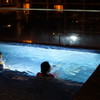 夜のプール