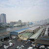 市場の奥に隅田川が見えます。