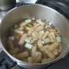 具材を投入して、ひたすら煮込む！
