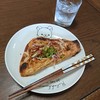 あぶらげを焼いて青唐辛子で