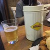 同行者が頼んだ瓶ビールはクーラーで冷やされて登場