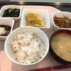 ご飯／豚汁／お惣菜いろいろ