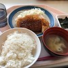 ポークカツ／ご飯／お味噌汁／酢の物