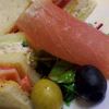 生ハム、オリーブ添え。