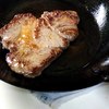 焼き色が付いたら引っ繰ら返します。