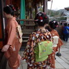 八坂神社　本殿に入る奉納舞の見学に来た舞妓さん