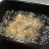 180度の油で揚げます