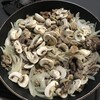 バターで牛肉・玉葱・マッシュルームを炒める