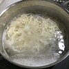 福島土産の多珂うどんを熱湯で8分茹でて水洗い