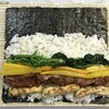 巻き簾の上に海苔をのせて具を巻きます