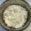 温かいご飯にごま油・ごま・塩を混ぜます