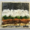 巻き簾の上に海苔をのせて具を巻きます