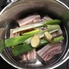 豚バラを水から煮込みます