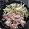まずは鶏もも肉と牛蒡を炒めます