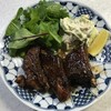 アボカドサラダを添えて、今夜はスペアリブ