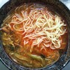 湯で溶いたスープに麺を投入