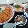 昼食セットで「キムチ炒飯」の全景