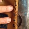 唯一のダメージ、襟元上部の裏地の破れです。