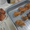 焼き上がった鮪と揚がったから揚げ