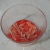 紅酢に刻んだ生姜を漬ける