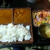 晩飯はカレーライス、サラダ、みそ汁