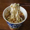 うどんをつまむ