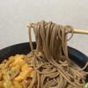 箸3：✖ 垂直に持ち上げただけだと麺に影が出来る