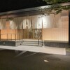 夜の宿泊棟入り口。
