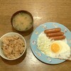 炊き込みごはんと目玉焼きソーセージ