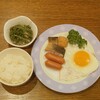 目玉焼きソーセージ春菊煮ほっけセット