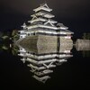 松本城　夜の水鏡