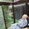 テラスでくつろぐ