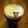 頂いたパイントグラスに缶のギネスを入れてみた