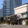 横浜駅東口から５分くらいで昭和レトロな家並みが