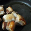 角煮をフライパンで焼くと驚くほどの脂が