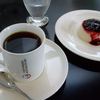美術館の喫茶で。レアチーズは地元倉島乳業。