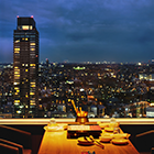 その席は、夜景の最前列