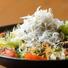 季節料理と静岡おでん しんば - メイン写真:しらすサラダ