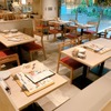 ピッツェリア ドォーロ ナポリ - 内観写真:ゆったりと座れるテーブル席