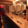 肴・和洋酒 マツケン - 内観写真:ダイニングテーブルを囲むイメージで造ったカウンターでお客との距離をぐっと近くに！