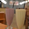 Cafe Downey - ドリンク写真:右：ベリーバナナミルク左：ハニーバナナミルク