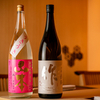 鮨 六式 - ドリンク写真:寿司の傍らで存在感を放つ、店主が選ぶ日本酒に酔いしれて