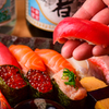 Taishuusakaba Sushisumibi - 料理写真:寿司を握っている手元とそばに寿司が並んでいる皿