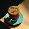 YELLOW - ドリンク写真:インド最大のスペシャリティコーヒーカンパニー「Blue Tokai Coffee Roasters」のコーヒー豆を使用