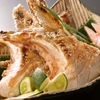 Higashiyama - 料理写真:マグロから溢れる出る肉汁と、かりっかりの天然塩。かんきつ系でじゅわ～～と引き締めてください。