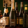 花本 - ドリンク写真:酒ボトル+グラス