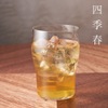 KAMERA - ドリンク写真:「烏龍茶ハイ(台湾四季春)」
                      KAMERAの看板メニューの四季春は、台湾出身。烏龍茶というと濃い茶色を想起する人が、ほとんどですが、四季春はうっすら緑色。発酵が浅いこのお茶は、緑茶に近いタイプの烏龍茶です
                      爽やかなグリーンの香りと品種が持つお花の甘い香りが仕事で疲れた心を解きほぐします