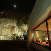 Furenchiresutorannachuru - 内観写真:建物の奥に見えるトンネル。さらに遠い月が幻想的に照らします