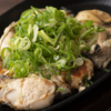 電光石火 - 料理写真:ぷりぷりの身から溢れ出る濃厚な旨み、広島名物を味わえる『牡蠣の鉄板焼き』（バターorポン酢）